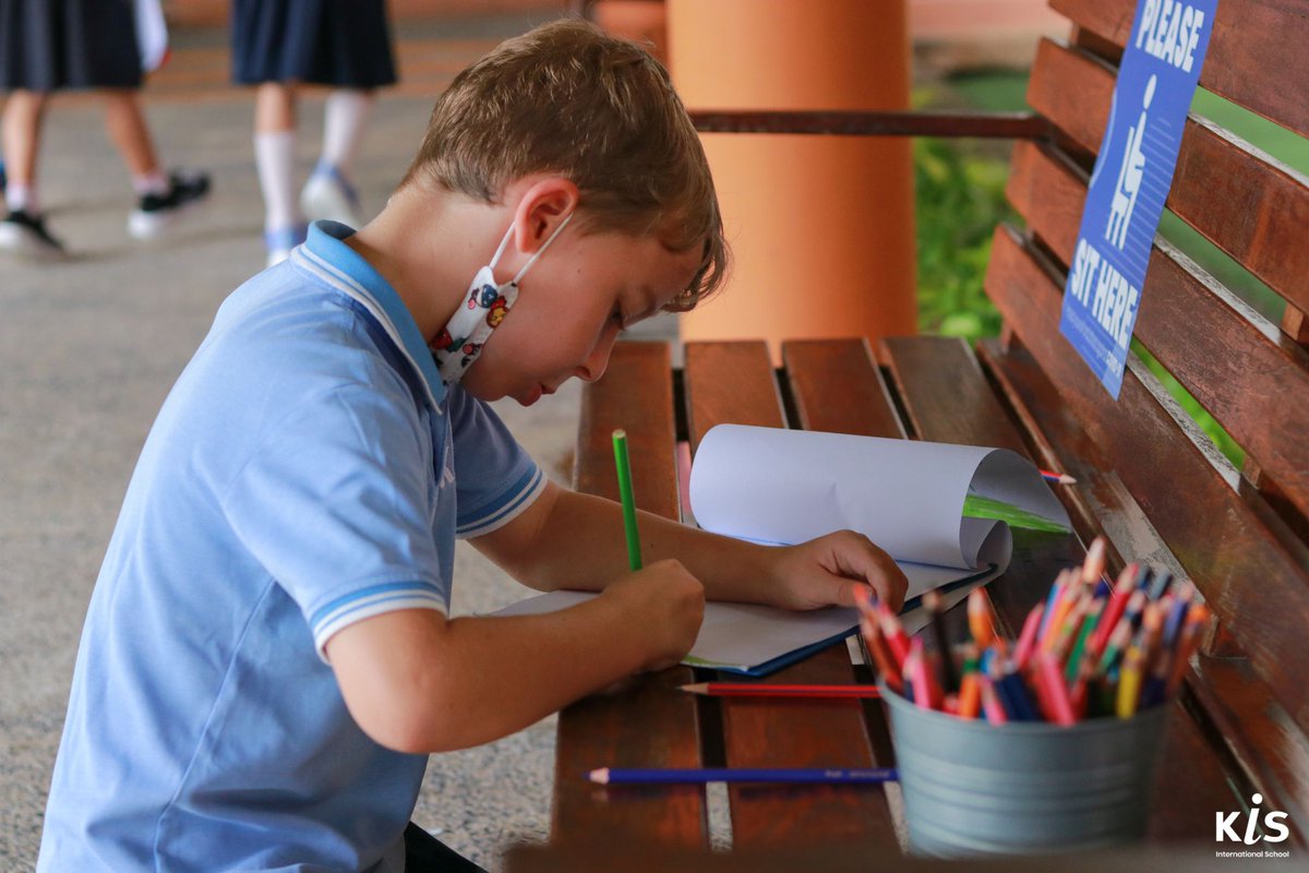 As part of their UOI ‘𝐓𝐡𝐞 𝐧𝐚𝐭𝐮𝐫𝐚𝐥 𝐰𝐨𝐫𝐥𝐝 𝐜𝐡𝐚𝐧𝐠𝐞𝐬 𝐢𝐧 𝐨𝐛𝐬𝐞𝐫𝐯𝐚𝐛𝐥𝐞 𝐰𝐚𝐲𝐬’ our Grade 1 students put on their creative and artistic hats to discover and draw the finer details of our lush campus!⁣
⁣
#KISInternationalSchool⁣
#InspiringIndividuals⁣