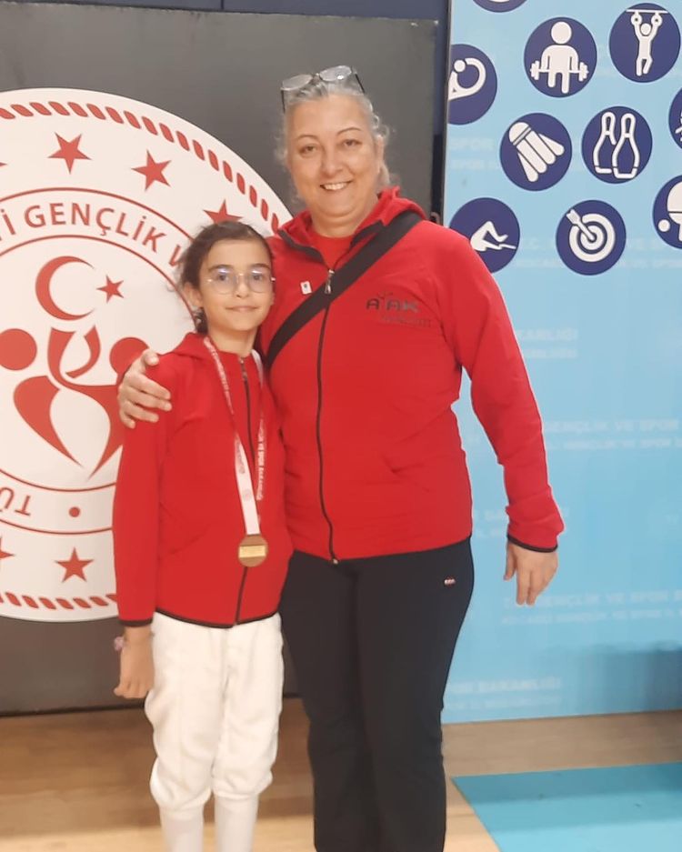 8 Ekim’de Kocaeli’nde düzenlenen Bölgesel Flöre Açık Turnuvasında U-10 Kız flöre kategorisinde yarışan sporcumuz Toprak Öğün 3. Olmuştur. Sporcumuzu ve antrenörümüzü tebrik eder, başarılarının devamını dileriz. 🥉 #fencing #eskrim #turkiyeeskrimfederasyonu