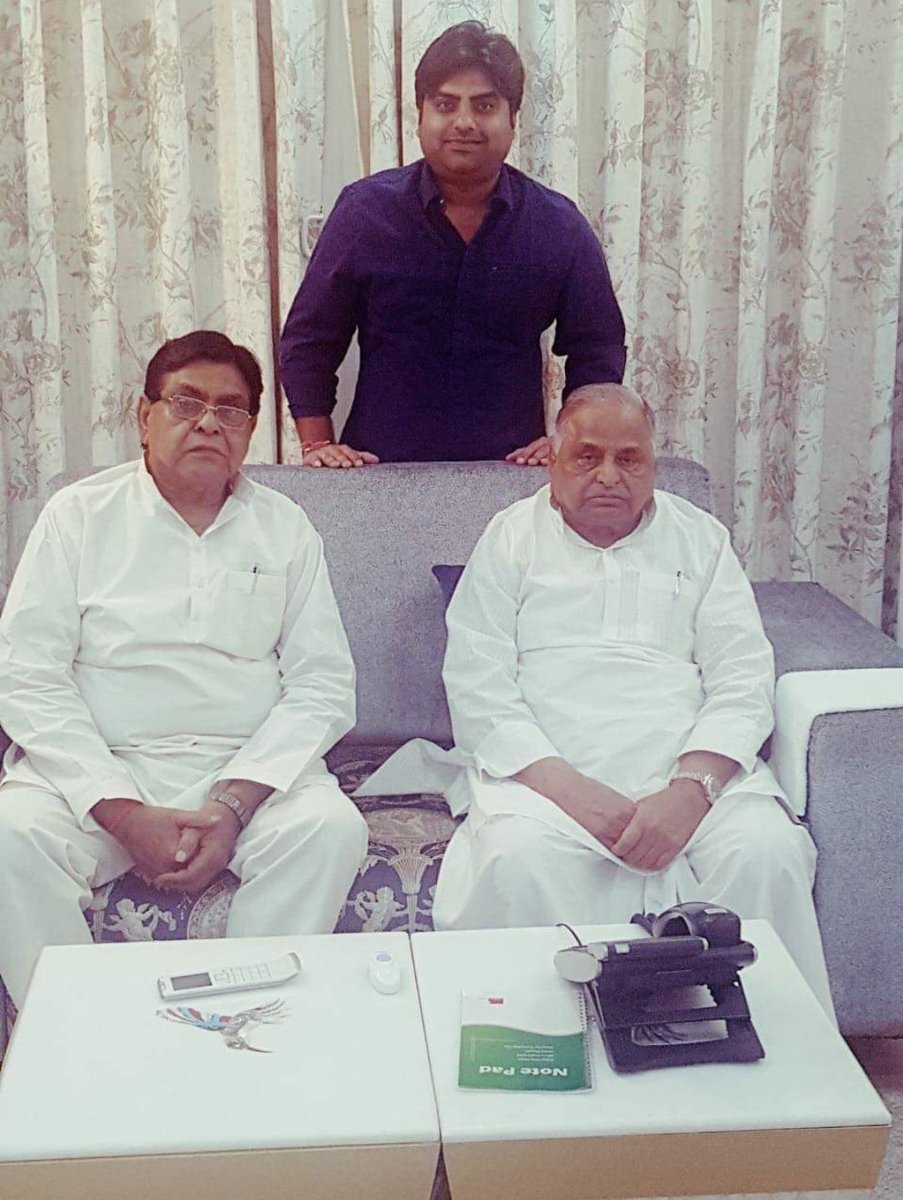 UPNarendraSingh's tweet photo. समाजवादी पार्टी के संरक्षक, देश के पूर्व रक्षा मंत्री और उत्तर प्रदेश के पूर्व मुख्यमंत्री श्री मुलायम सिंह यादव जी का निधन भारतीय राजनीति के लिए अपूरणीय क्षति है।

ईश्वर उन्हें अपने श्रीचरणों में स्थान दें और सभी को यह दुःख सहने की शक्ति प्रदान करें।
ओम शांति !! https://t.co/8fyBza9npE
