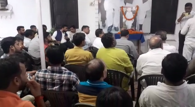 bstvlive's tweet photo. शाहजहांपुर

➡मुलायम सिंह को श्रद्धांजलि दी गई

➡स्वामी चिन्मयानंद श्रद्धांजलि कार्यक्रम में पहुंचे 

➡पूर्व एमएलसी और पूर्व विधायक भी कार्यक्रम में पहुंचे

➡2 मिनट का सभी सपा कार्यकर्ताओं ने रखा मौन 

➡नेता जी के निधन से देश को भारी छति पहुंची- जयेश।

#Shahjahanpur https://t.co/DFtuQZWalw