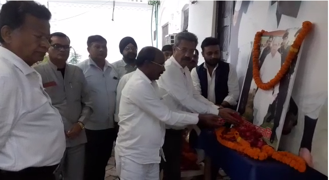 bstvlive's tweet photo. शाहजहांपुर

➡मुलायम सिंह को श्रद्धांजलि दी गई

➡स्वामी चिन्मयानंद श्रद्धांजलि कार्यक्रम में पहुंचे 

➡पूर्व एमएलसी और पूर्व विधायक भी कार्यक्रम में पहुंचे

➡2 मिनट का सभी सपा कार्यकर्ताओं ने रखा मौन 

➡नेता जी के निधन से देश को भारी छति पहुंची- जयेश।

#Shahjahanpur https://t.co/DFtuQZWalw