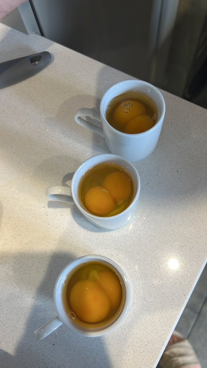 jamiebowles1's tweet photo. @AldiUK giving the value for money with 3 double yolks 🙈😱 https://t.co/dfl9BVoL1Z
