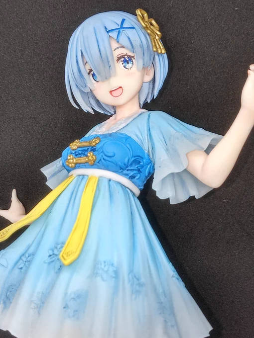 プライズのチャイナレムさんパーティングライン消し、表面ペーパーかけ、肌、服をレタッチ塗装金の装飾塗装して、つや消しトップコートしました。原型が素晴らしいですね 