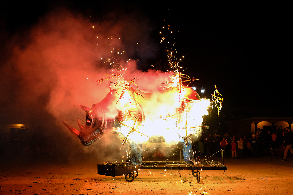 In this interview, the interdisciplinary artist <a href="/adela_goldbard/">adela goldbard</a> speaks to <a href="/anasol13/">Ana S González Rueda</a> about her pyrotechnic performance ‘Kurhirani no ambakiti (burning the devil): since that’s the only way they listen to us’.

contemporary.burlington.org.uk/articles/artic…

Photograph Marco Antonio López Valenzuela.