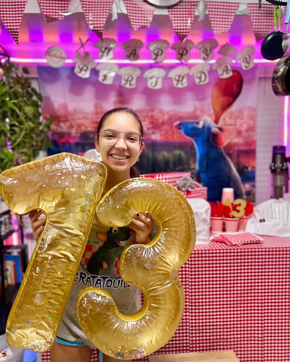 AnaPatty's tweet photo. Cuando creo que ya no me cabe más amor en el corazón, se te ocurre crecer y convertirte en el ser humano extraordinario que eres💓 Gracias por darnos tantos motivos para morir de amor🫶🏻 Felices 13 Chiquitita! #speechless #birthdaygirl #chefcita #cooklover #cousinelover https://t.co/VIVIXoOk2M