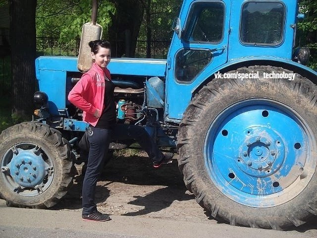 Девушка и трактор.