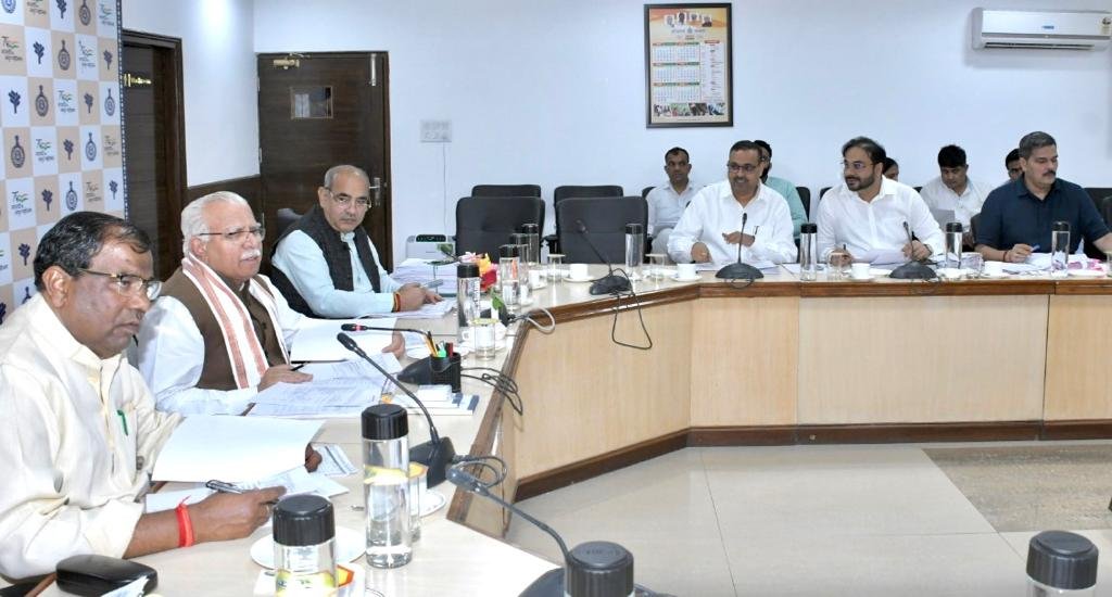 हरियाणा में लोगों को बेहतर परिवहन सुविधाएं प्रदान करने के लिए जल्द ही हरियाणा रोडवेज के बेड़े में 1275 नई बसें शामिल की जाएंगी। 

आज HPPC और DHPPC की बैठक में बसों की खरीद को मंजूरी प्रदान की गई। इन बसों में 1000 नॉन एसी बसें, 150 एसी बसें तथा 125 मिनी बसें शामिल होंगी।