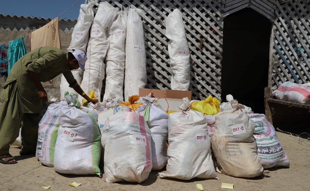 IndusEarthTrust's tweet photo. Indus Earth Trust provided food items support, Non-food items, Mosquito Nets, and Tents to flood affected families of Ali Muhammad Jokhiyo, Union Council Chobandi, Thatta. This support funded by the SOORTY ENTERPRISE https://t.co/UnOgLeWdF0. Pakistan.
#FloodsInPakistan2022 https://t.co/b9b73cRdiQ
