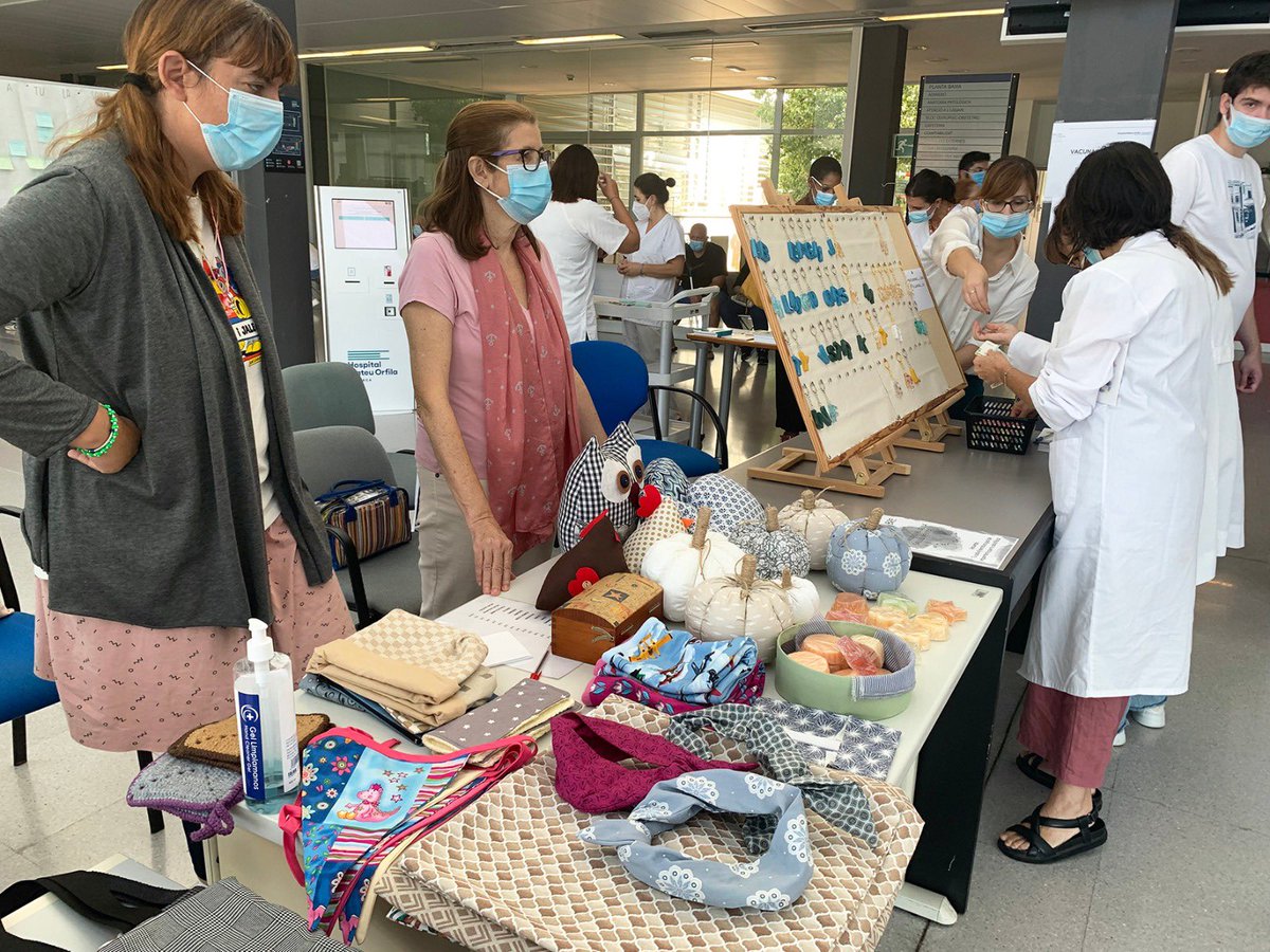 Ens sumam al #DiaMundialdelaSalutMental amb una taula informativa a l'entrada de l'Hospital Mateu Orfila; una activitat participativa de reflexió i sensibilització, i una paradeta de productes artesanals elaborats pels usuaris.