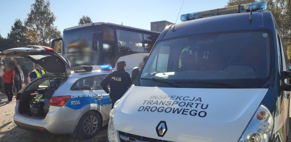 Blisko 0,9 promila alkoholu wydmuchał kierowca autobusu. Miał przewieźć uczniów szkoły podstawowej w #Katowice na wycieczkę do #Karpacz. Inspektorzy śląskiej @ITD_gov przekazali kierowcę oraz pojazd do dalszych czynności funkcjonariuszom @PolicjaSlaska. tiny.pl/w7z3j