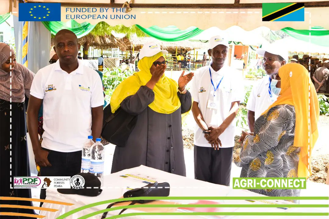 ViungoProject's tweet photo. MATUKIO KATIKA PICHA- SIKU YA 01: 

Maafisa wa Mradi wa VIUNGO wakitoa maelezo kwa wananchi waliofika kwenye banda letu la maonesho  ya Siku ya Chakula Duniani yaliyozinduliwa leo  kisiwani  Pemba na Makamo wa Pili wa Rais Zanzibar, Mhe. Hemed Suleiman. @EUinTZ 
@FAOTanzania https://t.co/k1SZ9x0MsK