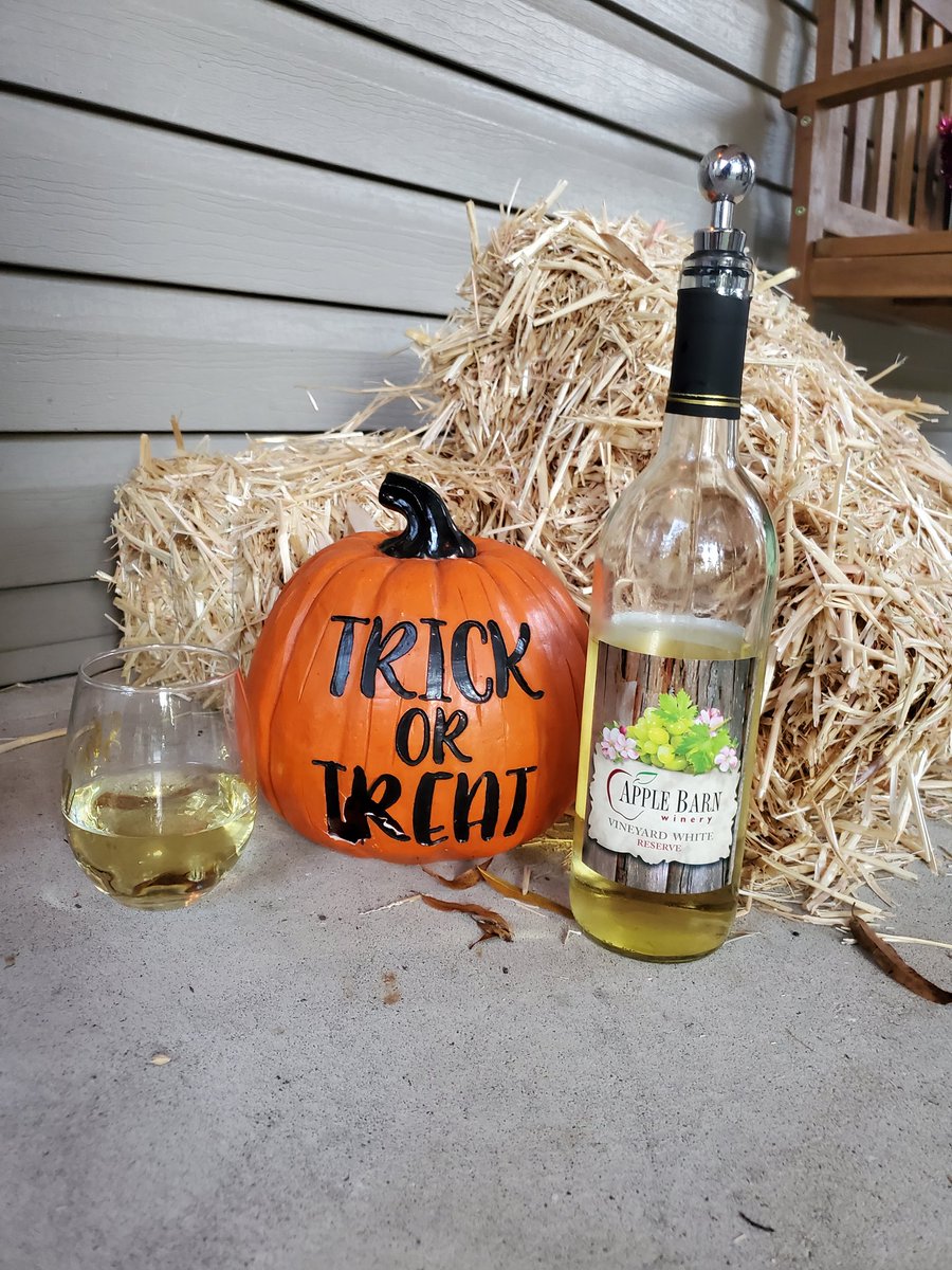 Popped this Apple Barn vineyard white reserve from our trip through the #smokymountains.Nice and crisp like the fall air with a nice balance of oakiness and acidity. Kicking off our favorite time of year! 🍁🍂🎃
#autumnvibes #eastcoastwines #Tennessee #smokymountains