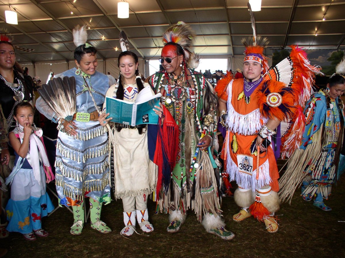 Happy #IndigenousPeoplesDay! This tweet is to let Native students know that you can go to medical school while remaining rooted in your culture. My class was asked to show us studying a neuroanatomy workbook. Here I am with help at a powwow! You can do this...