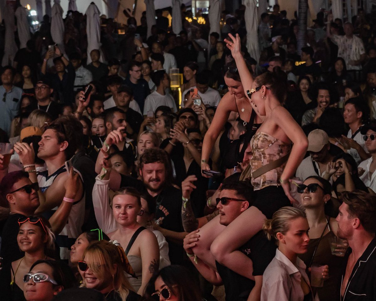 What a night!

Yesterday, James Hype had such an explosive energy on the stage and brought Manana Festival to an epic finale full of music and dancing!

Can you spot yourself in the crowd? 👀