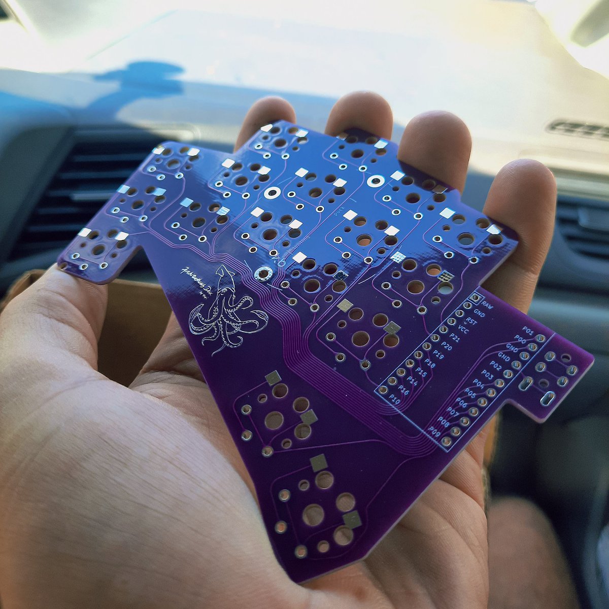 foongish's tweet photo. Got my hands on a set of GORGEOUS purple A.Dux PCB's 🤤 - looks nice enough to frame on the wall!
Tapi really is a board-design & routing wizard... #MechanicalKeyboard #splitkeyboard #lowprokb #ergo #splitkb #KEEB_PD_R117 https://t.co/0YIECKLYSY