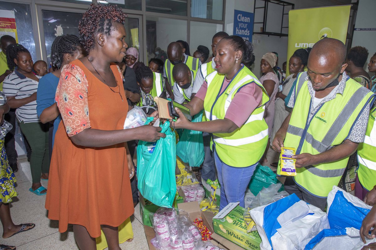 UmemeLtd's tweet image. Team Umeme from our Wandegeya Office, donated several essential items to mothers in Kawempe National Referral Hospital in celebration of the Customer Service Week. 

#UmemeInTheCommunity 
#CSWeek2022 
#UmemeAtService
#PoweringUganda
/SO
