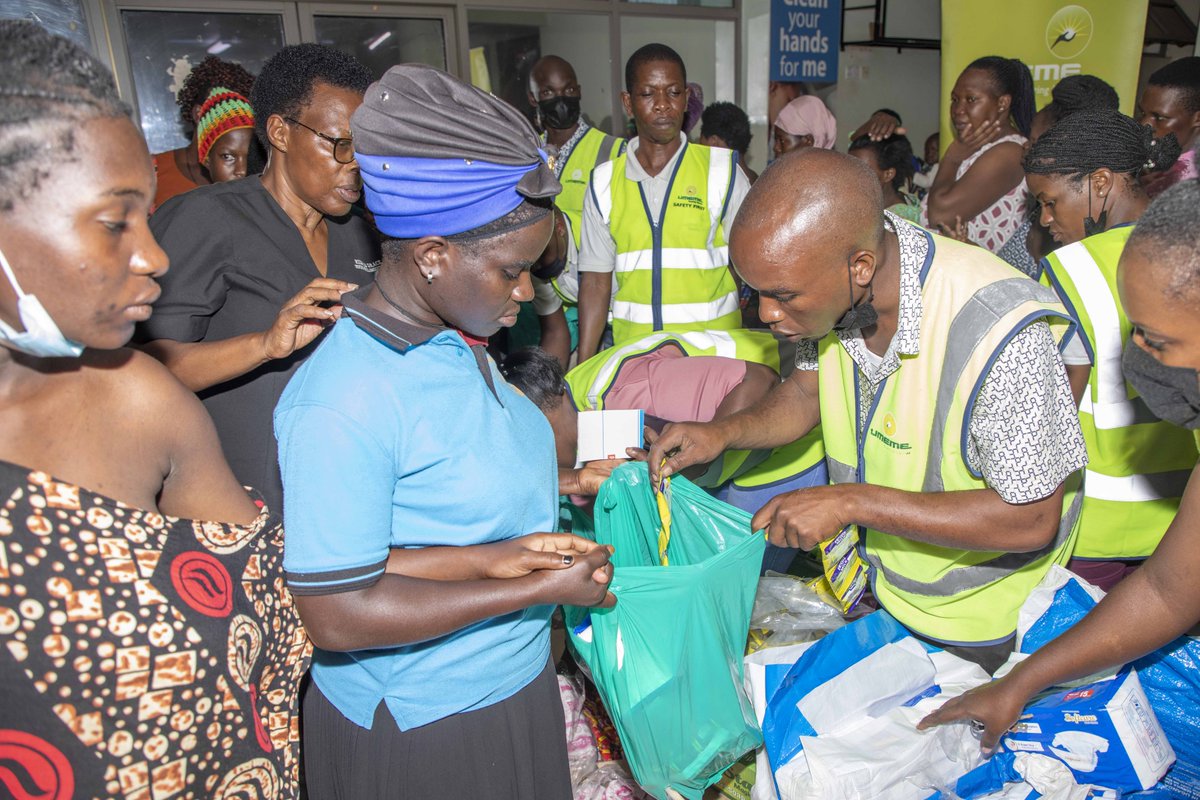 UmemeLtd's tweet image. Team Umeme from our Wandegeya Office, donated several essential items to mothers in Kawempe National Referral Hospital in celebration of the Customer Service Week. 

#UmemeInTheCommunity 
#CSWeek2022 
#UmemeAtService
#PoweringUganda
/SO