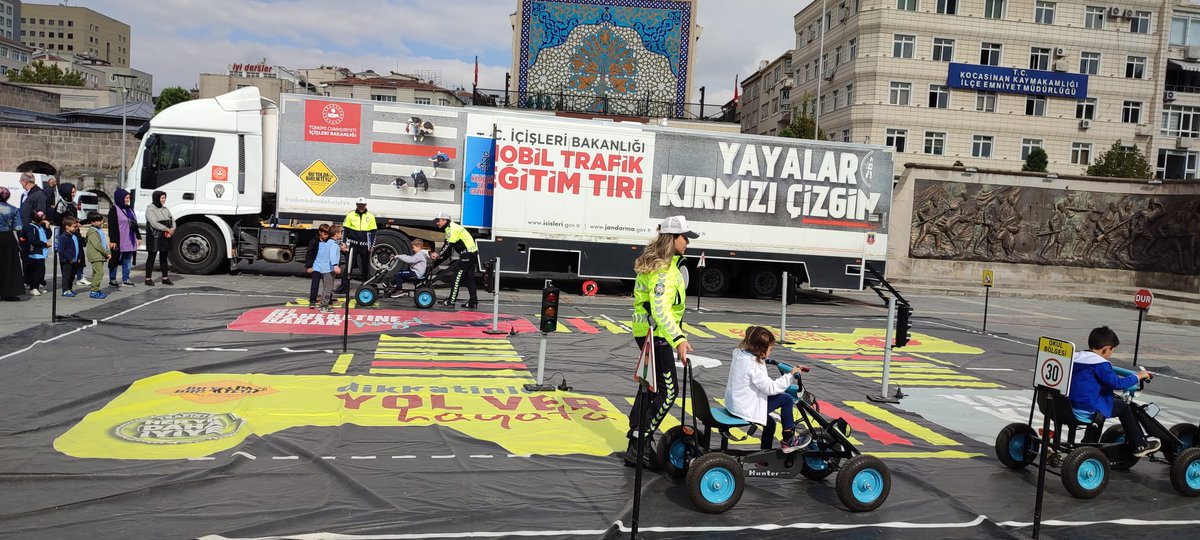 KayseriEmniyeti's tweet photo. Cumhuriyet Meydanında düzenlenen “Mobil Trafik Eğitim Tırı” ile uygulamalı trafik eğitimi etkinliğinde öğrencilerimizle bir aradayız. https://t.co/Agx8j77cmk