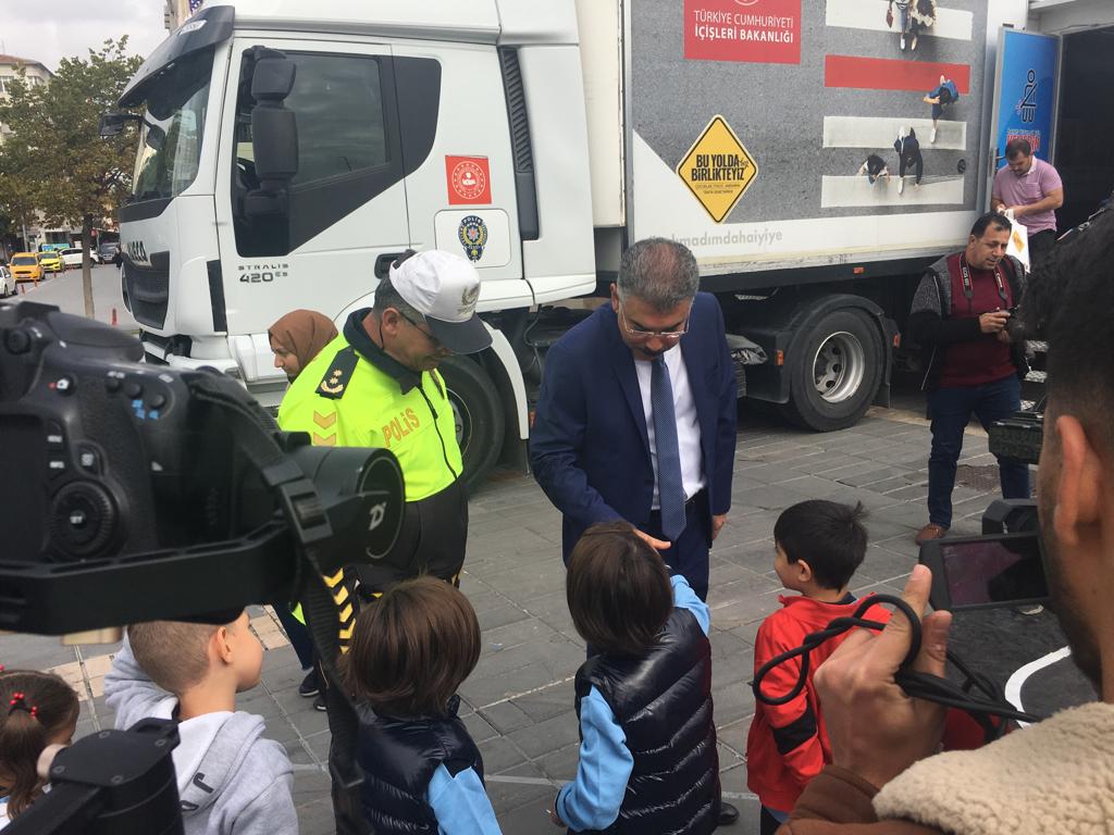 KayseriEmniyeti's tweet photo. Cumhuriyet Meydanında düzenlenen “Mobil Trafik Eğitim Tırı” ile uygulamalı trafik eğitimi etkinliğinde öğrencilerimizle bir aradayız. https://t.co/Agx8j77cmk