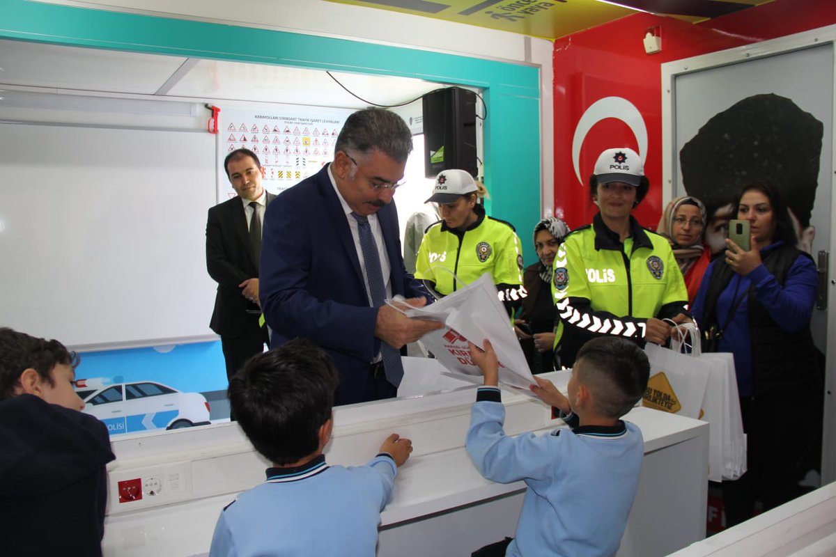 KayseriEmniyeti's tweet photo. Cumhuriyet Meydanında düzenlenen “Mobil Trafik Eğitim Tırı” ile uygulamalı trafik eğitimi etkinliğinde öğrencilerimizle bir aradayız. https://t.co/Agx8j77cmk