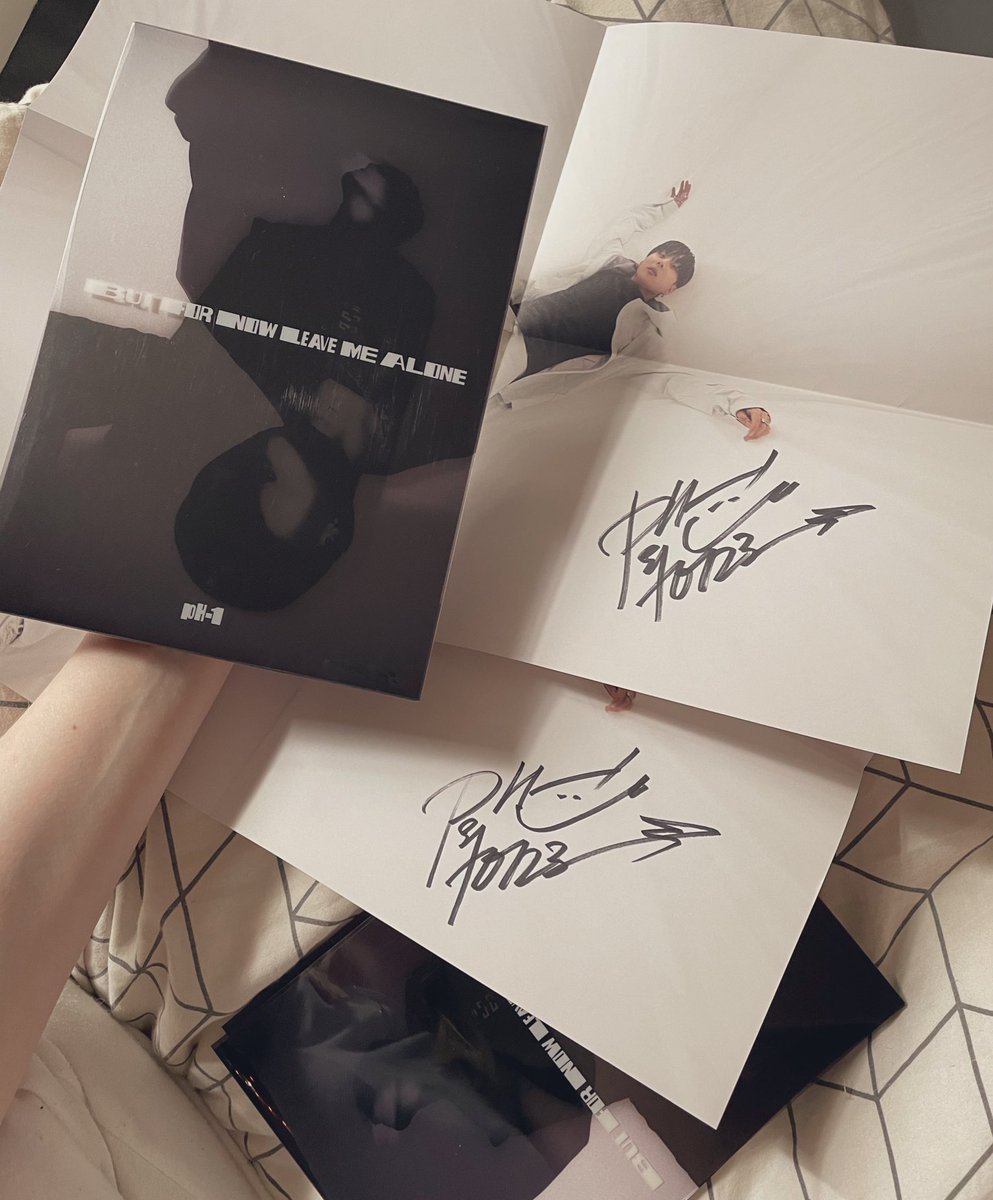 waterfallbigirl's tweet photo. Faut voir comment je suis heureuse d’avoir reçu les albums signés de ph-1 !!!Vraiment un trésor qui va rejoindre ma collection @ph1boyyy #butfornowleavemealone https://t.co/kLeuJqiDkb