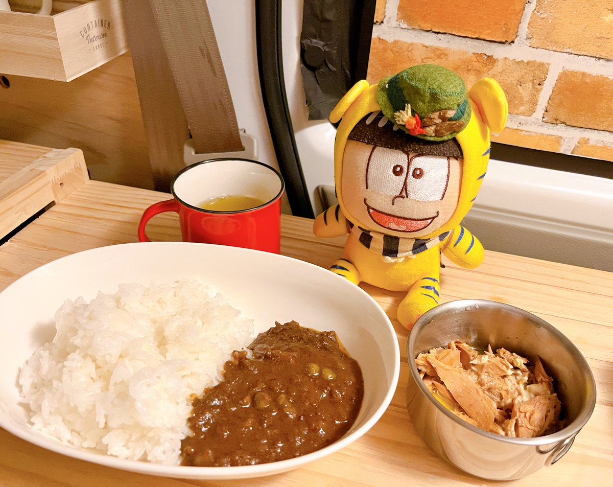 「今日の車中メシカレーライスマグロのオリーブ漬け(+バター醤油) 」|あるみかん🏡のイラスト