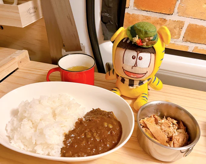 今日の車中メシカレーライスマグロのオリーブ漬け(+バター醤油) 