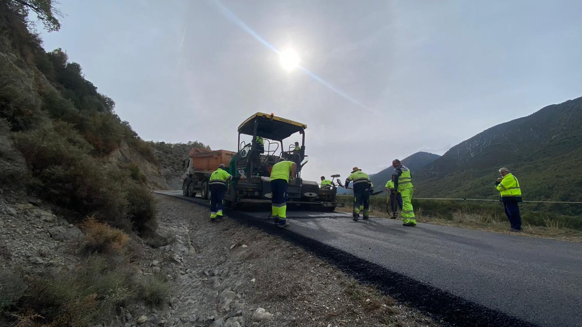 DPHuesca's tweet photo. ⚠️ #carreteras ⚠️

❌Continúan las obras en la HU-V-3001 entre la antigua N-330 cerca de Árguis hasta Rasal. La vía permanece cortada en ese tramo, sin desvío alternativo, durante los trabajos.

👉Abierta de L a V de 13:30 a 15:00 y de 19:00 a 08:00, fines de semana y festivos. https://t.co/MfId8Ea2SG