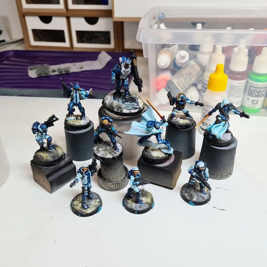My completed #infinity Panoceania Action Pack! Still applying the snow a little thinly on the bases but it does give quite an effective 'thawing tundra' kind of appearance. 

#infinitythegame #corvusbelli #corvus #scifi #sciencefiction #paintinginfinity #paintingminis #paint…