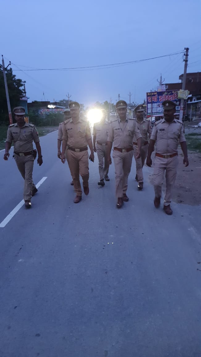#SpkanpurOuter के निर्देशन में व ASPkanpurOuter के मार्गदर्शन में  अपराधियों पर नियंत्रण व कानून/शान्ति-व्यवस्था को सुदृढ़ बनाये रखने हेतु #थाना_साढ़_पुलिस द्वारा प्रमुख चौराहों, बाजारों व अन्य सार्वजनिक स्थानों पर #FootPatrolling कर आमजनमानस को सुरक्षा का एहसास दिलाया।