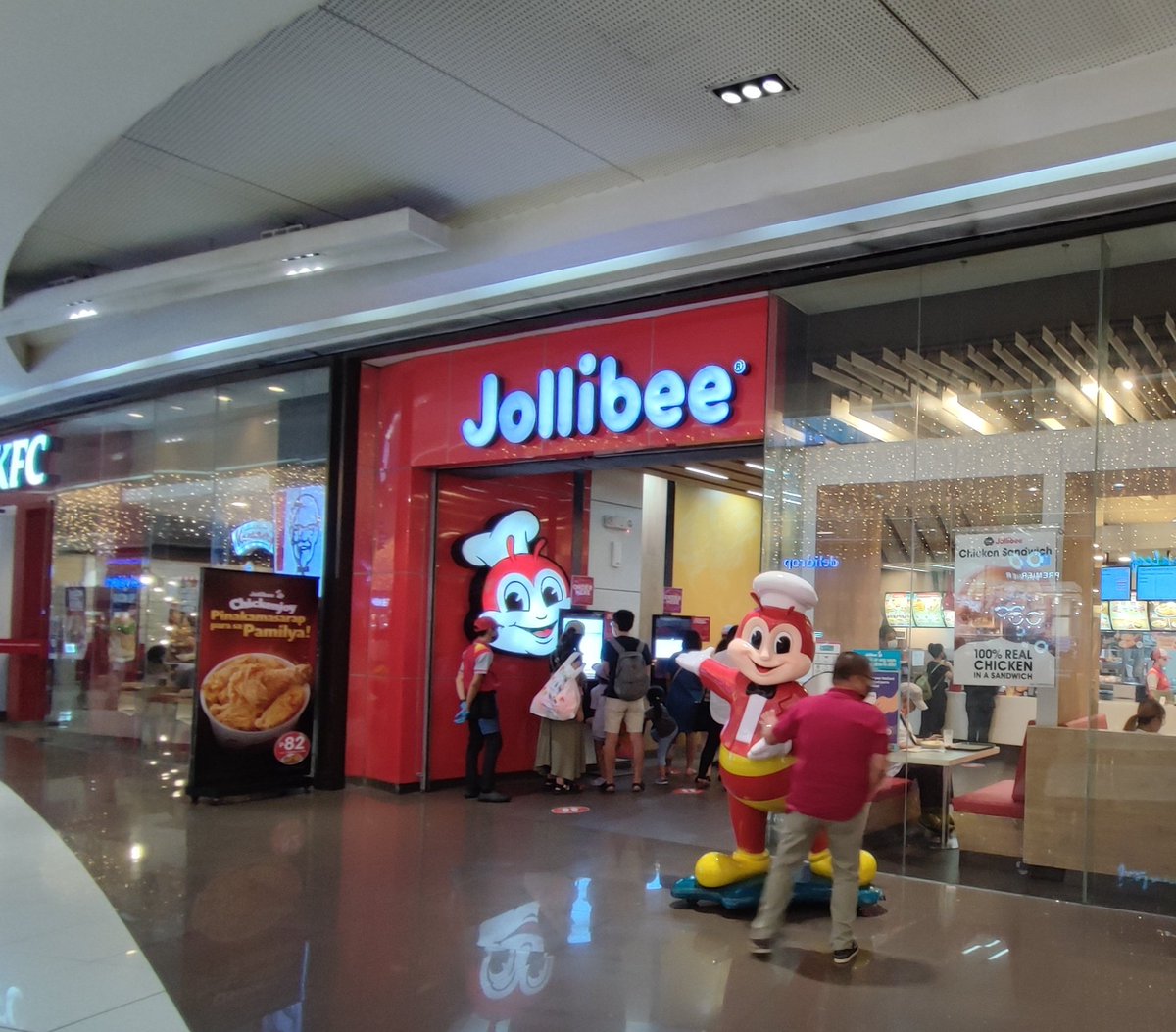 nonstopeurotrip's tweet photo. Bucket list item complete β
Meet the #Jollibot @Jollibee in #Manila π€π΅ππ #Philippines #NonstopEurotrip #OnTour https://t.co/kiwOBi1i5U