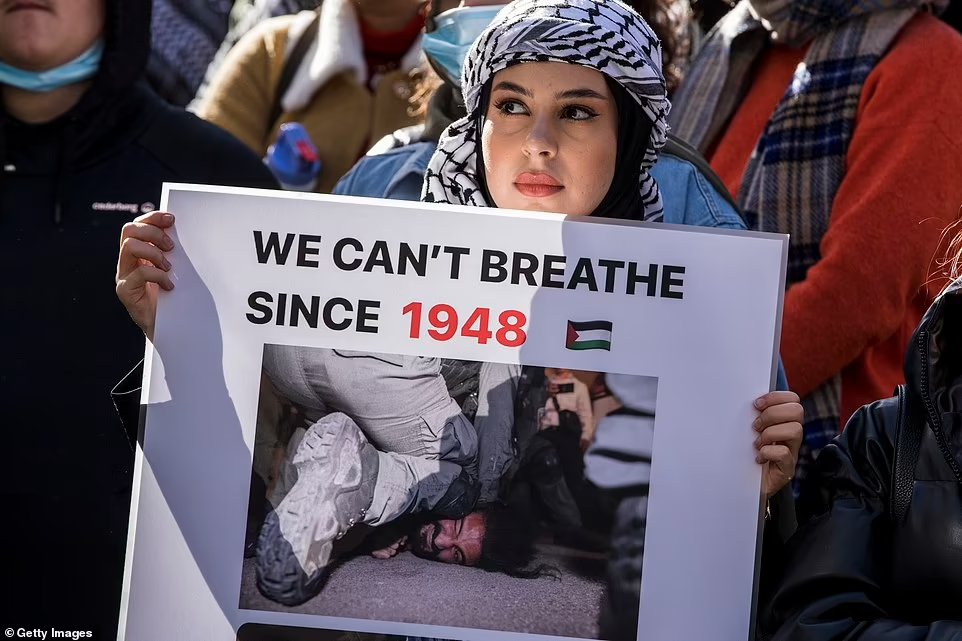 SaraReyi's tweet photo. We can't breathe since 1948 
#Palestinian https://t.co/2U2maor75o