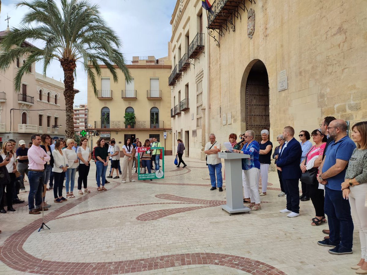 CompromisElx's tweet photo. 👉 En el #DiaMundialdelaSalutMental, fem costat a pacients i familiars per a normalitzar aquestes patologies i dotar de recursos per a tractar i cuidar, però també per a la seua prevenció en edats primerenques.

❤ Pel dret a créixer en benestar https://t.co/fLUYb8PUJA