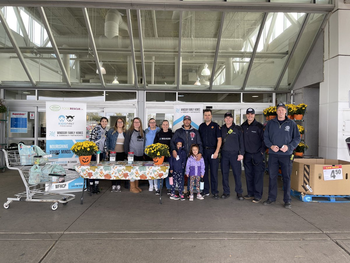 Thank you to @WindsorFire1/Windsor Professional Firefighters Benefit Fund for volunteering your time for another successful “Stuff a Turkey” Food Drive!