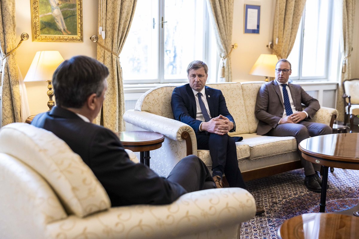 Predsednik Republike Slovenije Borut Pahor je danes sprejel na pogovor predsednika Obrtno-podjetniške zbornice Slovenije Blaža Cvara in direktorja Obrtno-podjetniške zbornice Slovenije Danijela Lampergerja. <a href="/OZSaktualno/">OZS</a>