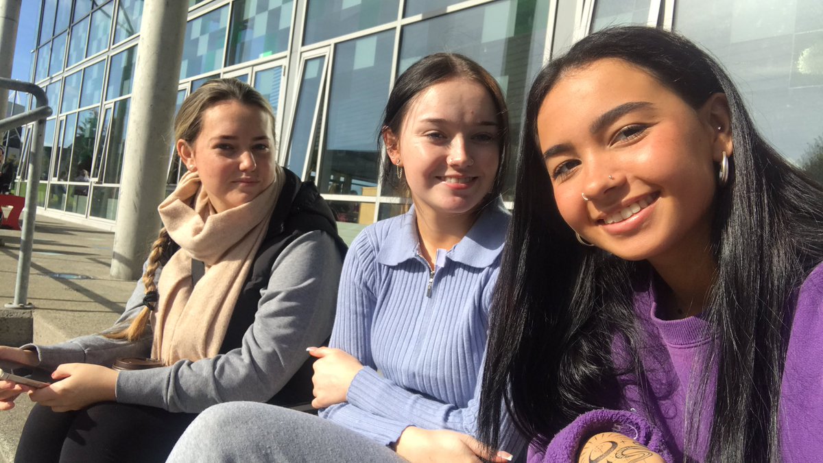 Erinputz03's tweet photo. Enjoying the sun at college before our lecture @TUS_Midwest @MajellaGolden #beautyspatus https://t.co/67IGXNyujc