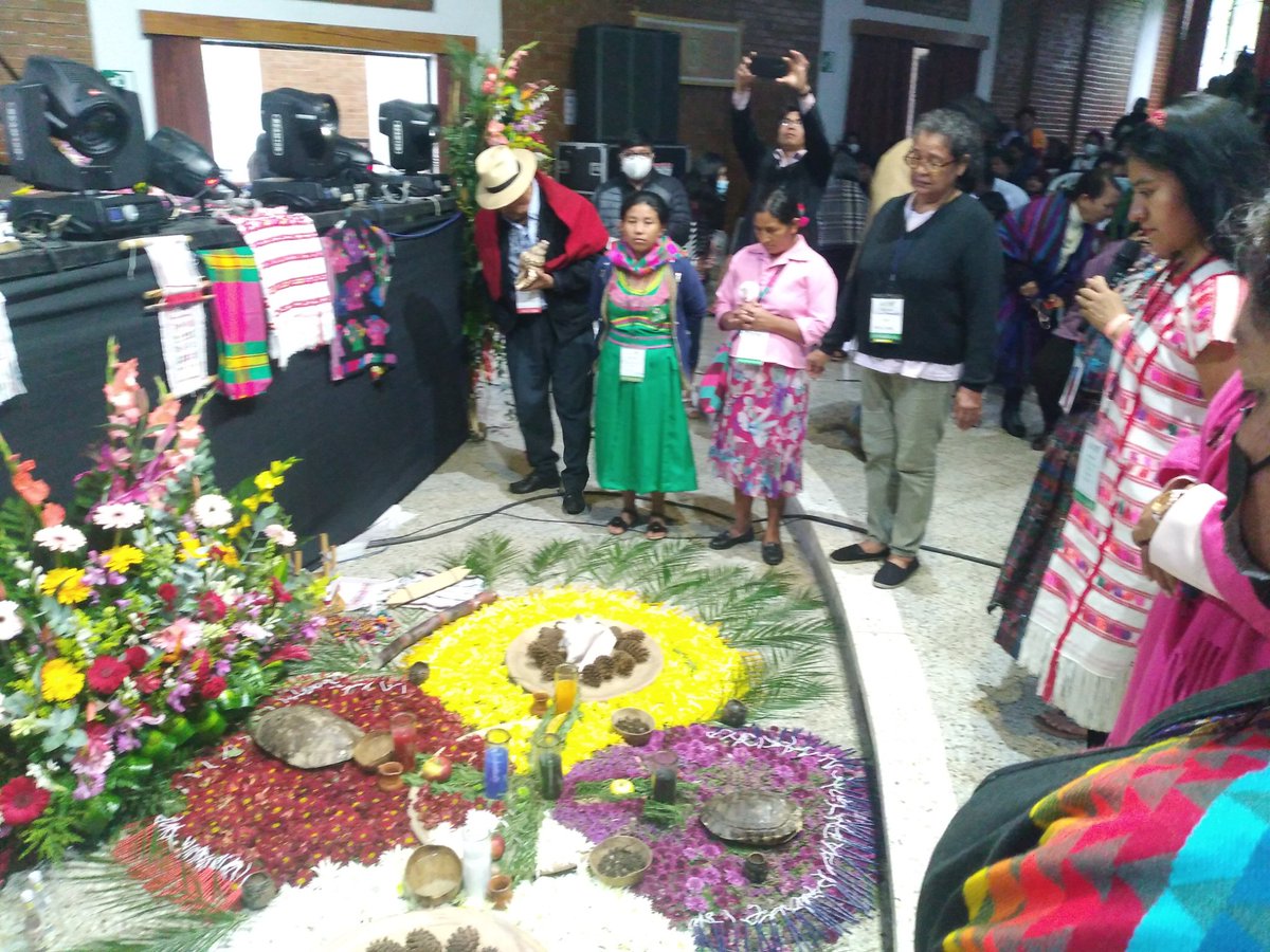 Iniciamos agradeciendo a la energia B’eleje’ Ajpu’, a los abuelos y abuelas que permiten sea posible este 2do día de la III #CumbreDeMujeresAY