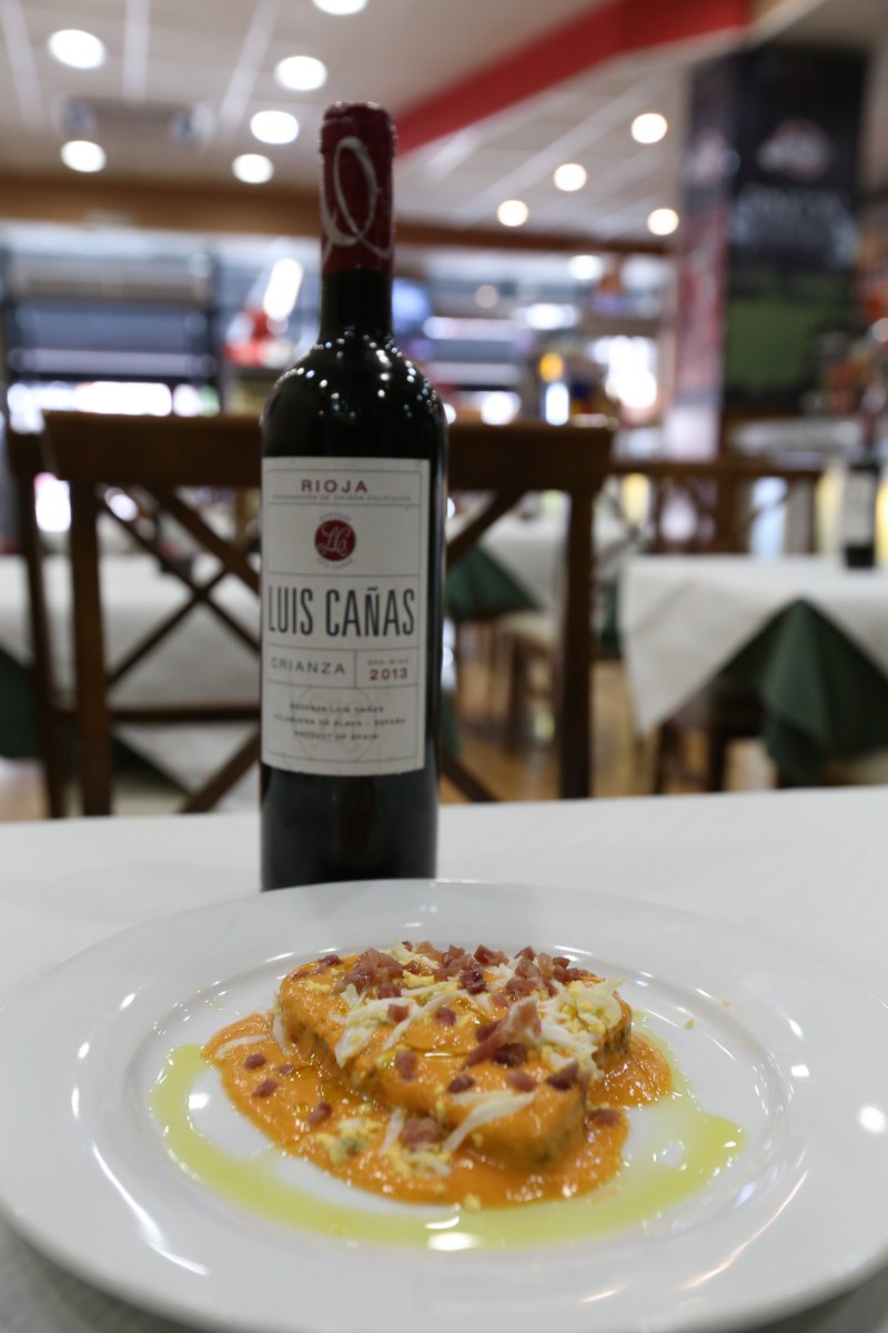 PasajeSev's tweet photo. En #PasajeDos, ¡lo tenemos claro! 😎 

Cuando el hambre aprieta, la opción más deliciosa es la #cocina de siempre combinada con el mejor de los #vinos. 🍽🍷 

¡Disfrútala hoy en 📌 Av. Luis Montoto, 100! #TDSGastro https://t.co/rpyYS9KBQL