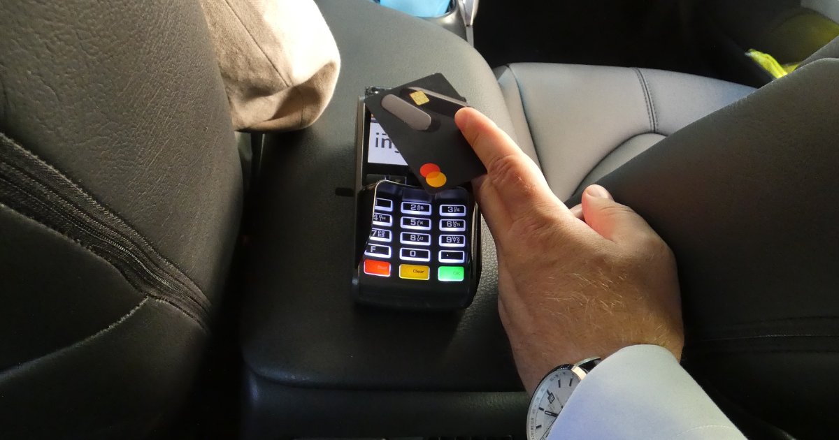 En route ! Avec Taxis Verts pas besoin d'avoir une carte de banque pour profiter de nos services de transport.💶💳 Que vous payiez avec bancontact, carte de crédit ou en cash, vous êtes tous bienvenus à bord de nos taxis. 🚖