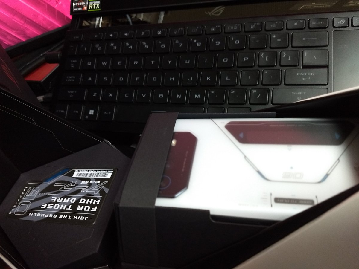 dj_manabirds's tweet photo. ようやく!RogPhone6Pro本体も到着!!!
背後に鎮座するDuo16と合わせると大変なお布施額に!!
#ASUS #ROGPhone6Pro
#ROGPhone6しか勝たん
相変わらずプロダクトに対する熱量が凄い!
化粧箱から本体までユーザーを引き込むこだわりをしっかりと感じます! https://t.co/ywxtyO0BlO