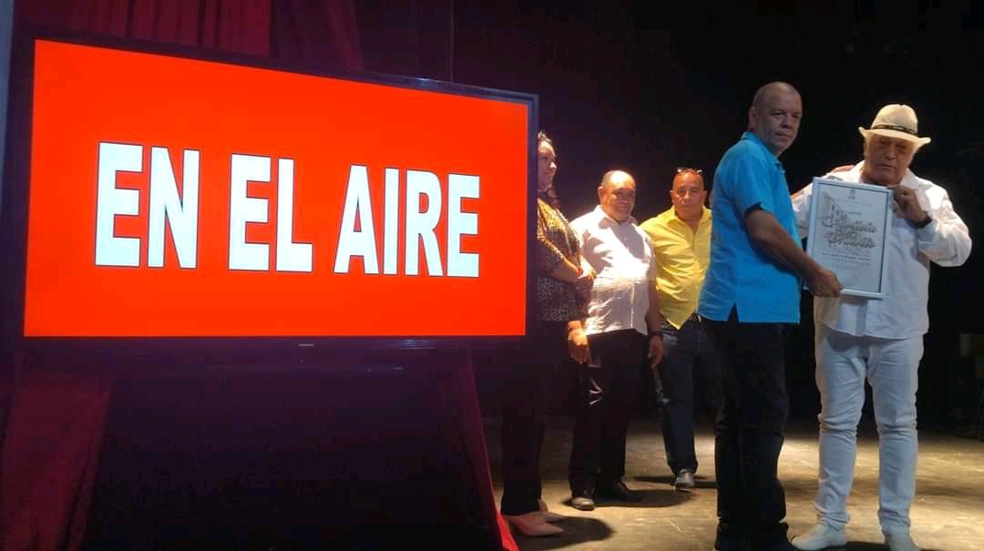 EN EL AIRE 85 AÑOS  RADIO BAYAMO.
Orgullo para la Sala Teatro José Joaquín Palma, al abrir su telón a la Gala por los 85 años de Radio Bayamo.Se entregaron reconocimientos y medallas a trabajadores fundadores y a directivos de la emisora radial.
#ProvinciaGranma