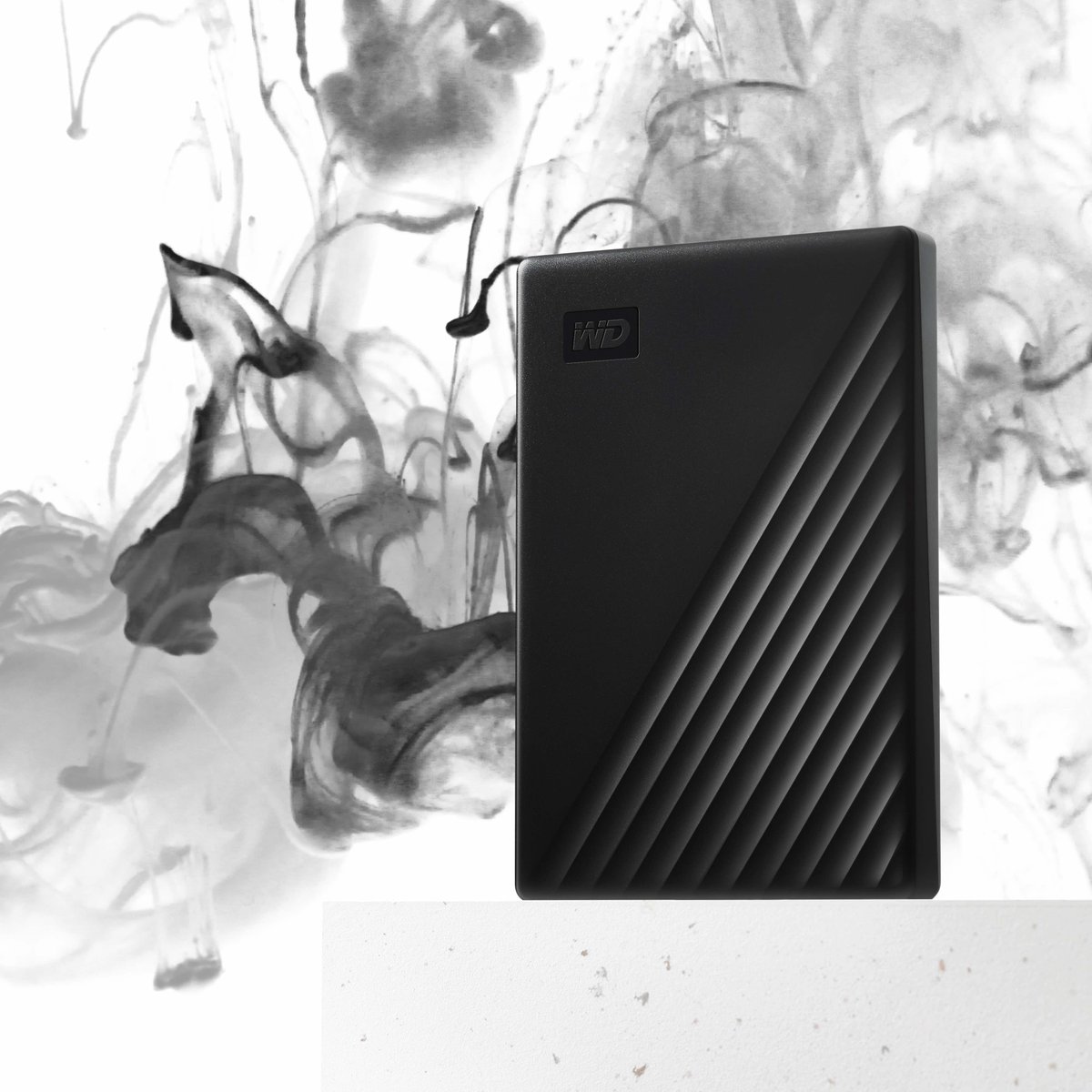 WD_Brasil's tweet photo. Memória tão leve que você nem vai perceber. O HD Externo WD #MyPassport de 2TB pesa somente 120g. 💨 #BackupComWD https://t.co/jWakNUguhh
