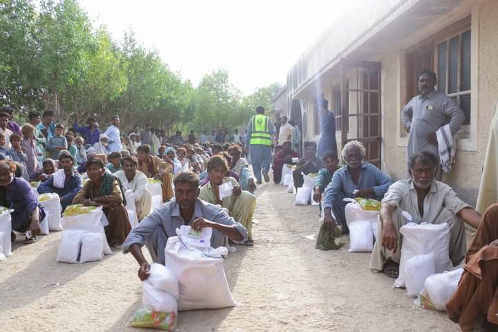 AlBarakaPak's tweet photo. #ABPL and @HANDSPakistan, organized a #MedicalCamp for those affected by floods in Paat Sharif, Dadu, with 300+ families treated. A #RationDistributionDrive also took place in Goth Ghulam Mohammad, Mirpurkhas, with 200+ families being provided with ration bags of essential items. https://t.co/CnC4qOhgkb