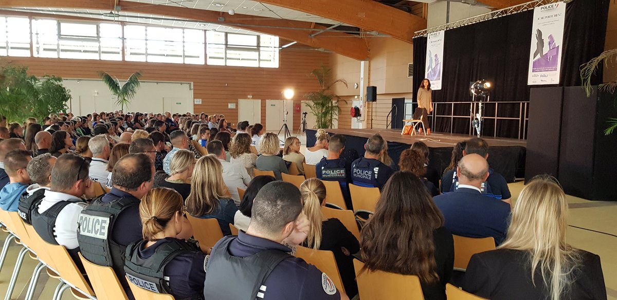 PoliceNat64's tweet photo. [#ViolencesConjugales]
VilleDeBayonne, aujourd'hui, lycéens , partenaires de prévention,  d'action sociale et 👮‍♂️👮‍♀️assistent à la représentation de la pièce  de théâtre "Je me porte bien" sur les #Violences faites aux femmes.
#ArrêtonsLesViolences https://t.co/bk4amdaQjv