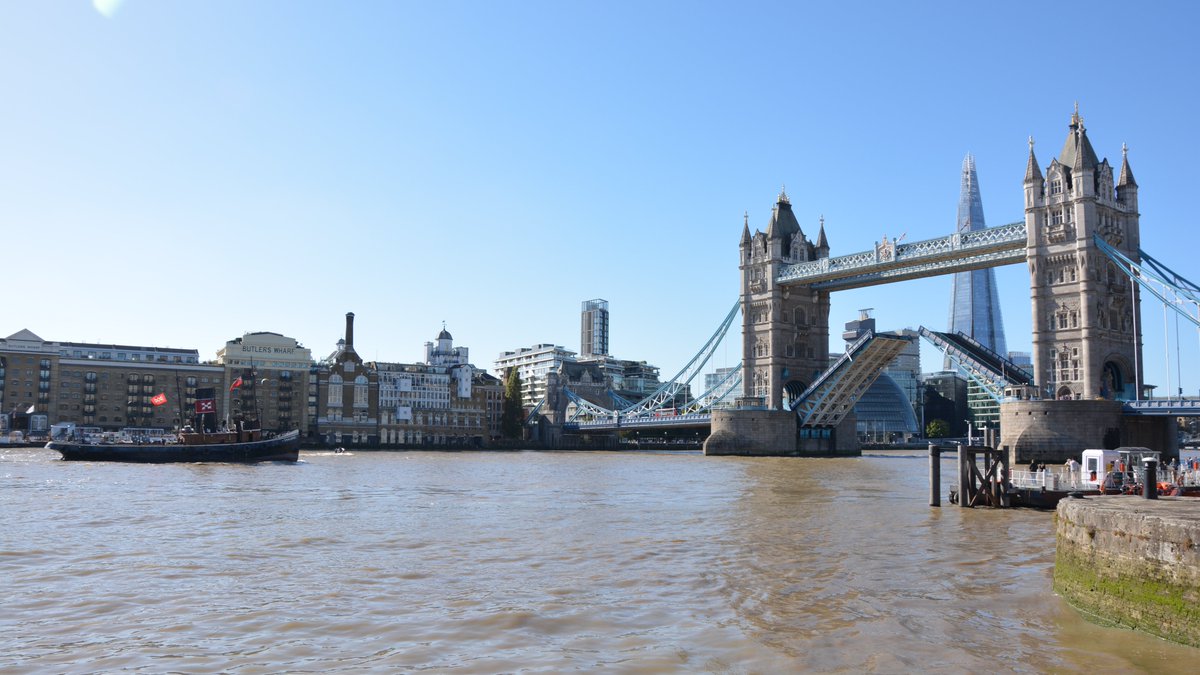 1930s Steam tug 'Challenge' passes St Katharine Docks and transits under the open Tower Bridge
#skdmarina #londonmarina #steamtug