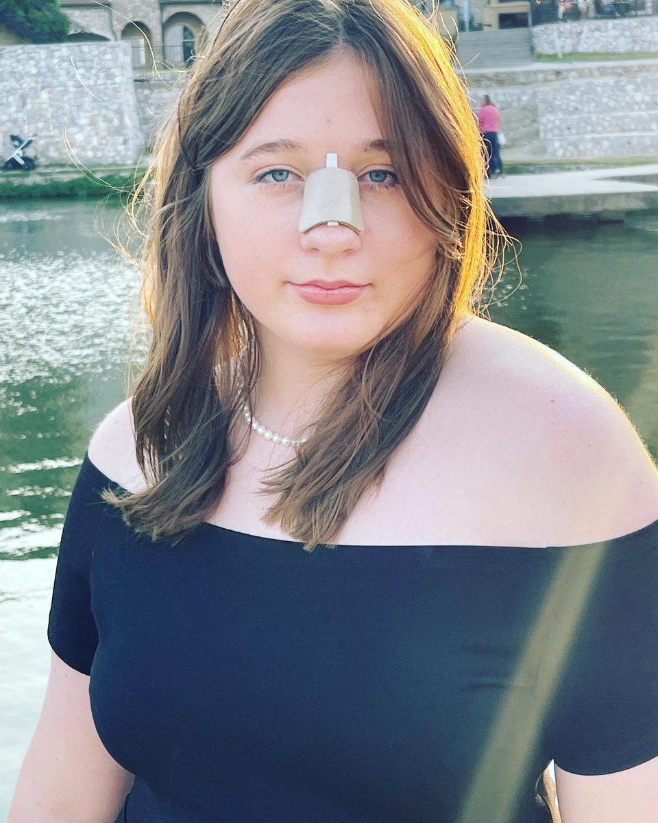 Homecoming 2022 ♥️ 
✔️Little black dress ✔️Red Heels ✔️String of pearls ✔️ Nose cast!!!