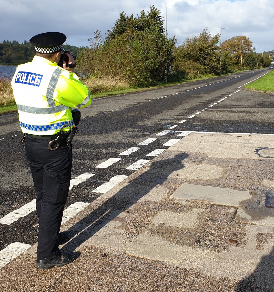PSOSArgyllBute's tweet photo. Officers carried out a speed check in Lochgilphead today. 4 warnings given re manner of driving. Our officers also issued 1 FPN for no MOT which carries a £100 fine. No other offences were detected. #Grp4 #Drivesafe https://t.co/Aw1gRyd07D