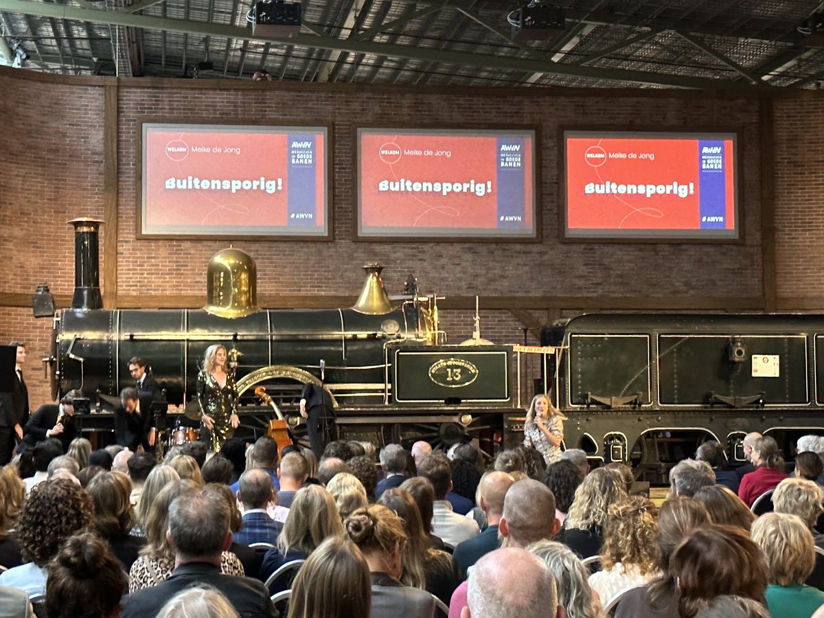 Meike de Jong opent #AWVN congres bij Spoorwegmuseum in Utrecht. Aantrekkelijk werkgever zijn en blijven binnen grenzen van gezonde bedrijfsvoering en krappe arbeidsmarkt