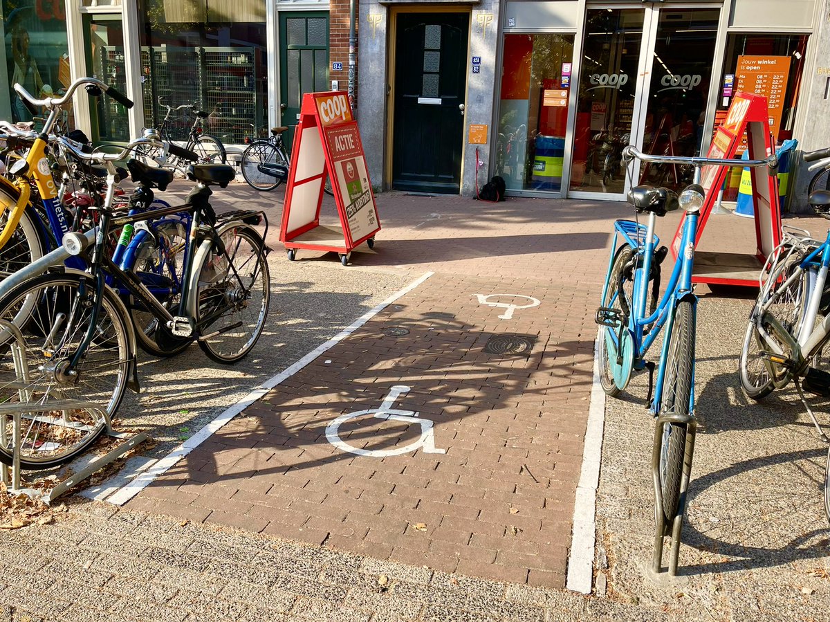 Zo kan het ook! Asociaal geparkeerde #fietsen maakten het onmogelijk om met rolstoel, rollator of kinderwagen de winkel in te gaan. Met de manager en een schilder bedacht ik een plan. Twee dagen later was het uitgevoerd. Werkt perfect! 👍 #nijmegen #toegankelijkheid #samenwerken