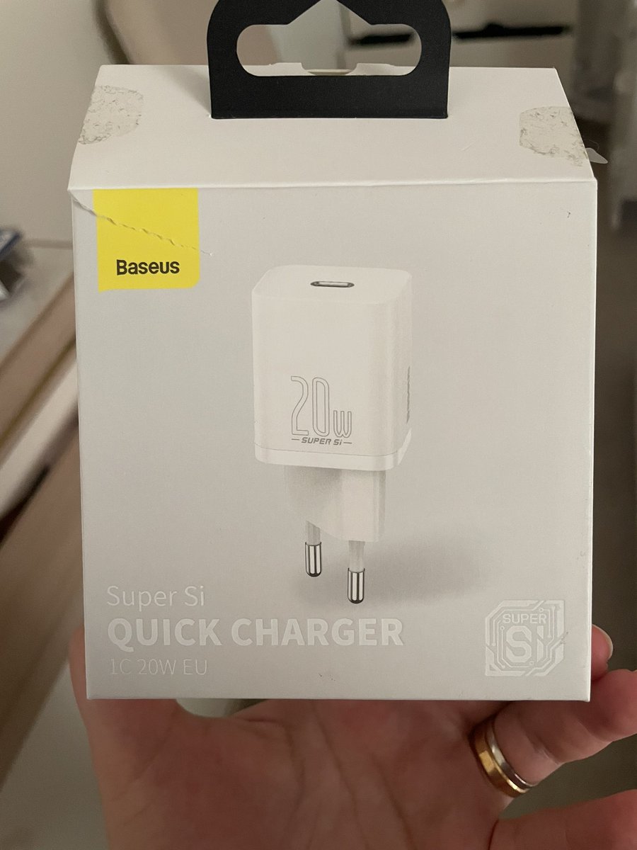 Mrssteaccher's tweet photo. @lordsinov Apple ıphone 12 kullanıyorum. Telefonumu satın aldığımda Baseus markasının hızlı şarjını almıştım başlıkla birlikte çok hızlı şarj ediyor çok memnunum tavsiye ediyorum. https://t.co/eHGcnX7UP4